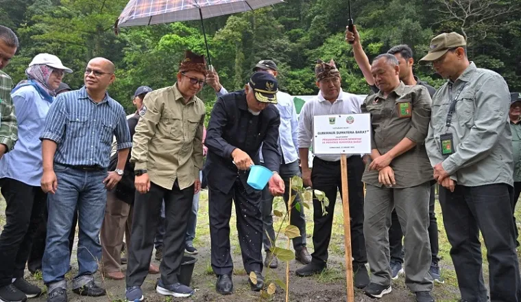 Gubernur Sumbar, Mahyeldi didampingi Mahfudz (Plt Sekjen Kementrian Kehutanan), Yozawardi (Pj Sekdaprov Sumbar) dan jajaran, melakukan penanaman pohon di kawasan Lembah Anai, Sabtu. (humas)