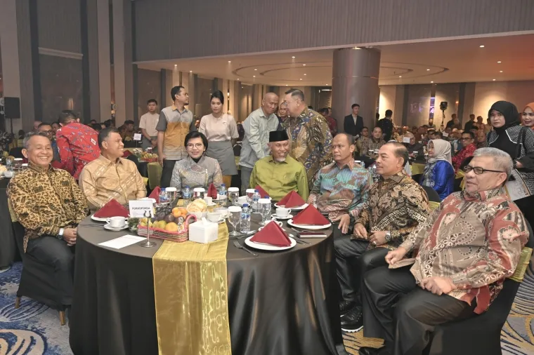 Gubernur Sumbar, Mahyeldi bersama Irjen Pol Suharyono, Irjen Pol Gatot Tri Suryanta dan jajaran Forkopimda, duduk semeja dalam kegiatan Malam Kenal Pamit Kapolda Sumbar di Hotel Mercure Padang, Ahad malam. (humas)