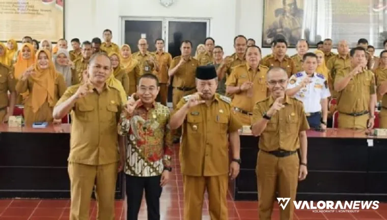 Bupati Agam, Andri Warman bersama Musfi Yendra (Ketua KI Sumbar) beserta jajaran, foto bersama dengan peserta sosialisasi penguatan peran Pejabat Pengelola Informasi dan Dokumentasi (PPID), di Aula Kantor Bupati Agam, Senin. (humas)