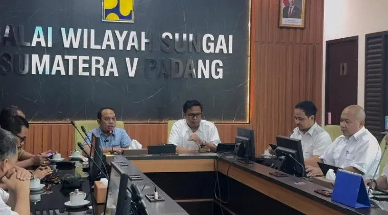 Ketua DPRD Padang, Muharlion berdialog dengan pimpinan Balai Wilayah Sungai (BWS) V, Selasa. Ikut hadir dalam kesempatan itu, Kepala Dinas PUPR Kota Padang, Tri Hadiyanto. (humas)