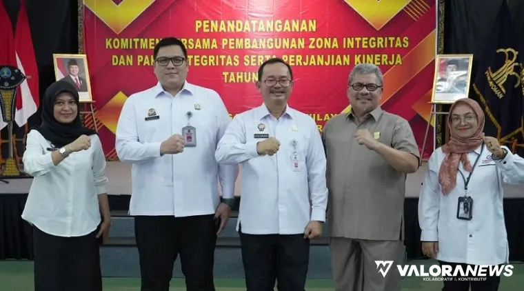 Ketua DPRD Sumbar, Muhidi didampingi Kanwil Kemenkum Ham Sumbar dan jajaran, foto bersama usai penandatanganan Zona Integritas Tahun 2025, Senin. (humas)