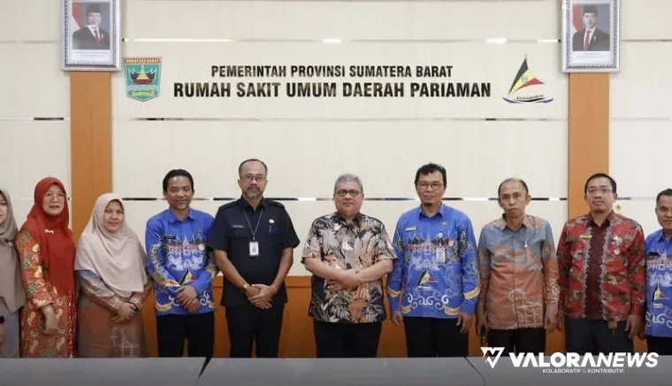 Ketua DPRD Sumbar, Muhidi foto bersama dengan pimpinan RSUD Pariaman usai kunjungan kerja ke unit layanan masyarakat itu, Kamis. (humas)