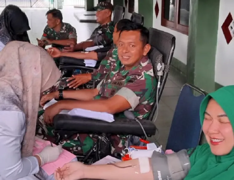 Komandan Kodim 0304/Agam, Letkol (Arm) Bayu Arditya Nugroho beserta istri, ikut mendonorkan darahnya pada perayaan HUT Korem 032/Wirabraja ke-40 dan HUT Persit Kartika Chandra Kirana ke-79, Selasa. (hamriadi)