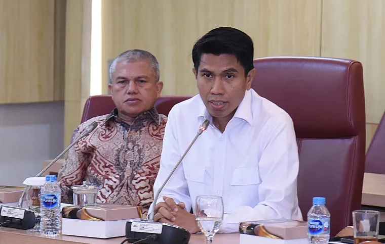 Wakil Ketua Komisi II DPR RI, Bahtra Banong memberikan keterangan pers tentang temuan kecurangan seleksi PPPK di gedung parlemen, Senin. (humas)