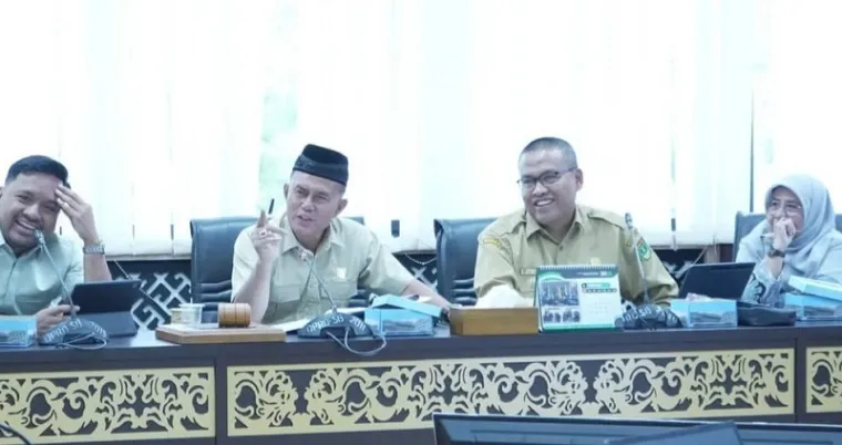 Wakil Ketua Komisi II DPRD Sumbar, Ilson Chong, pimpin rapat dengan mitra kerja Komisi II dengan agenda evaluasi kegiatan tahun 2024 dan persiapan pelaksanaan kegiatan tahun 2025, Jumat. (humas)