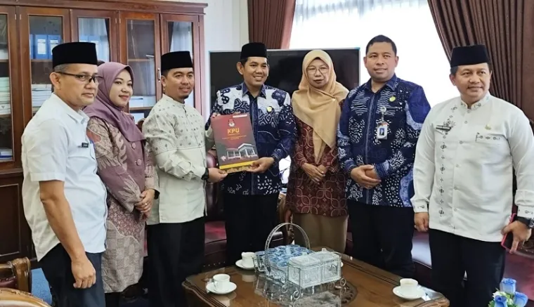 Ketua KPU Agam, Suhendra, serahkan Surat Keputusan (SK) penetapan bupati dan wakil bupati terpilih hasil pemilihan serentak 2024 pada Ketua DPRD Agam, Ilham, di ruang kerja pimpinan dewan, Jumat. (humas)