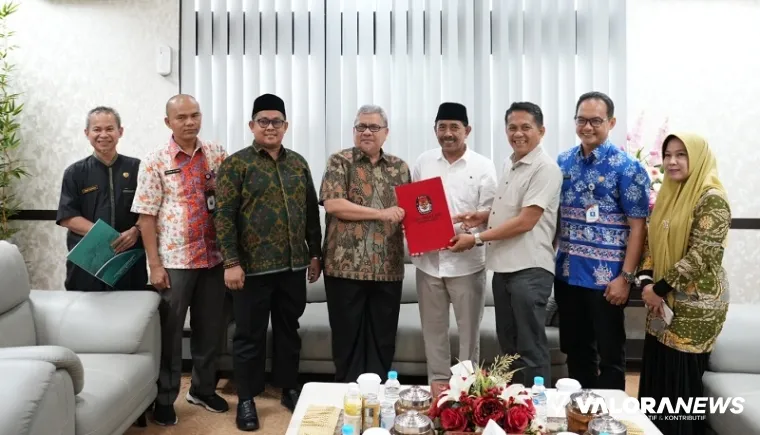 Ketua DPRD Sumbar, Muhidi terima surat keputusan hasil pemilihan serentak 2024 tingkat provinsi dari Ketua KPU Sumbar, Surya Efitrimen di ruang kerja pimpinan dewan, Jumat siang. (humas)
