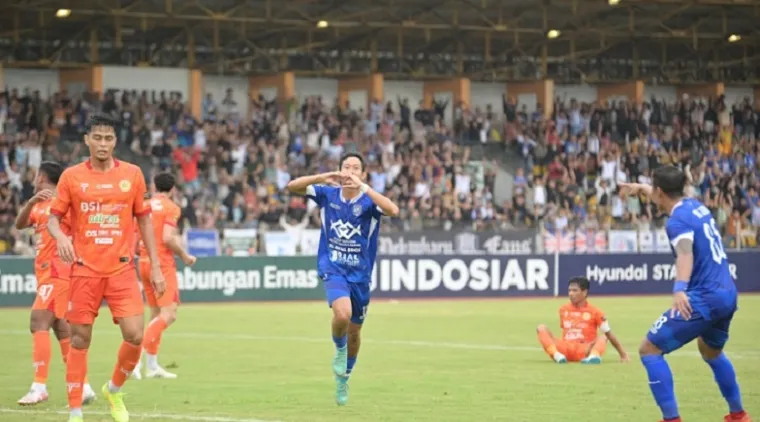 Suasana laga antara PSPS Pekanbaru lawan Persiraja di Stadion Kaharudin Nasution Sport Center, Rumbai. (humas)
