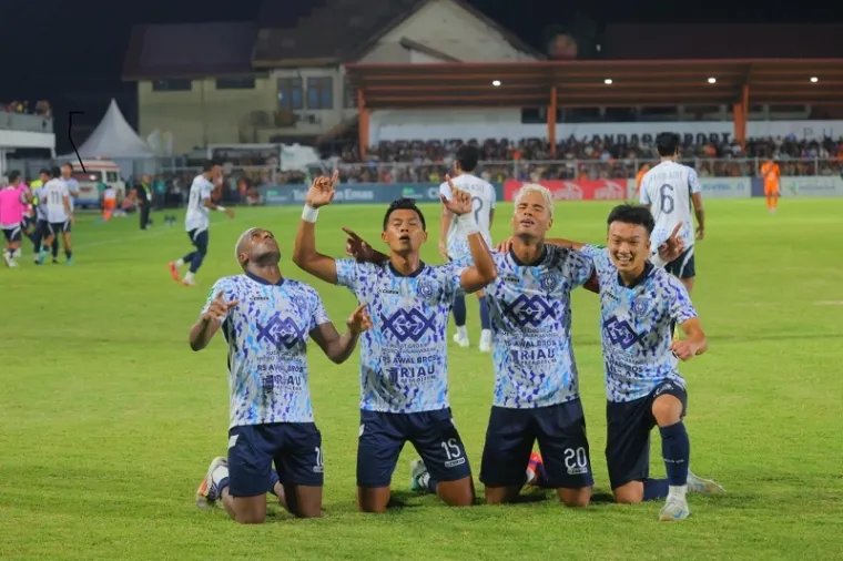 Skuad PSPS Pekanbaru merayakan kemenangan usai menghentikan perlawanan Persiraja Banda Aceh dengan skor, 2-0 di Aceh, Senin. (humas)