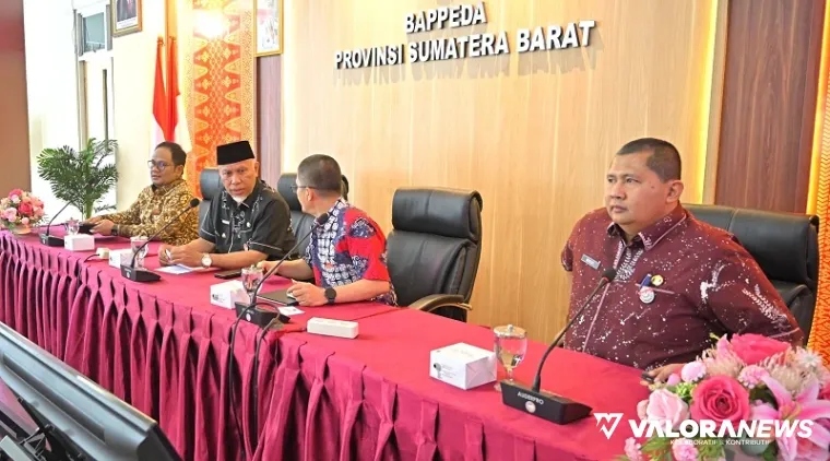Gubernur Sumbar, Mahyeldi membuka FGD Peningkatan Akurasi Data untuk Optimalisasi Alokasi Dana Transfer ke Daerah Tahun 2026 di Ballroom Thamrin Nurdin, Kantor Bappeda Sumbar, Kamis. (humas)