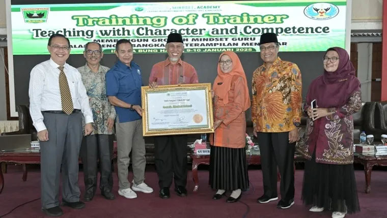 Gubernur Sumbar, Mahyeldi menerima penghargaan sebagai Growth Mindset Leader dari Prof Djohan Yoga pada kegiatan Training of Trainer bagi guru SMAN 1 Bukittinggi, di Istana Bung Hatta, Kamis.  (humas)