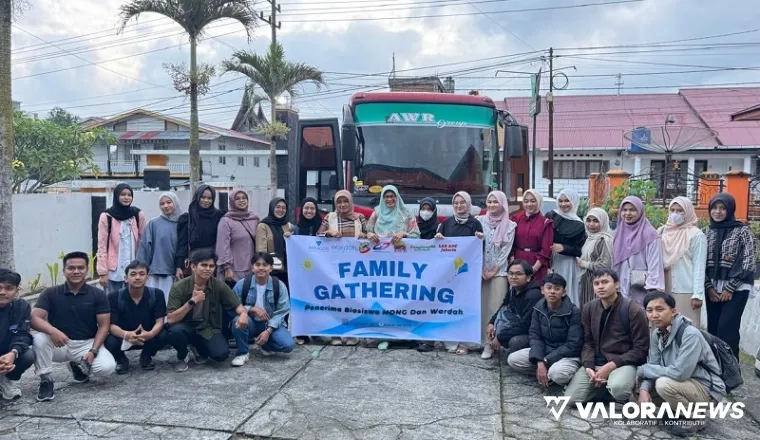 Foto bersama 30 mahasiswa penerima beasiswa dengan pengurus MDNG, jelang keberangkatan ke Alahan Panjang, Kabupaten Solok, Sabtu. (hamriadi)