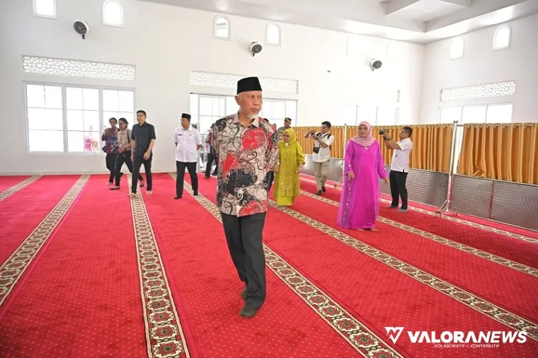 Gubernur Sumbar, Mahyeldi meninjau Masjid Al-Alif Raudhatul Jannah usai peresmian, Rabu. Masjid senilai Rp3,2 Miliar ini dibangun atas wakaf keluarga Syamsir Alam. (humas)