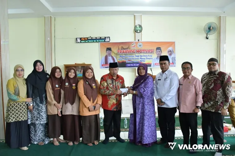 Pengurus MDNG, Mulyeni serahkan beasiswa dari Minang Diaspora Network Global pada Bupati Agam, Andri Warman di SMA 1 IV Koto, Kamis. (humas)