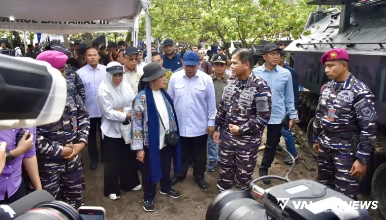 Ketua Komisi IV DPR RI, Siti Hediati Soeharto saat memimpin Kunjungan Kerja Spesifik Komisi IV DPR RI ke lokasi pagar laut di Desa Tanjung Pasir, Kabupaten Tangerang, Banten, Rabu. (humas)