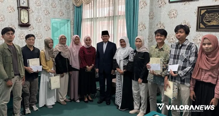 Presiden Direktur MDNG, Prof Fasli Jalal didampingi Yenni Halim (Wakil Bendahara MDNG) serta pimpinan Fakultas Kedokteran UNP, foto bersama usai penyerahan beasiswa di Kampus Diniyah Putri Padang Panjang, Kamis. (istimewa)