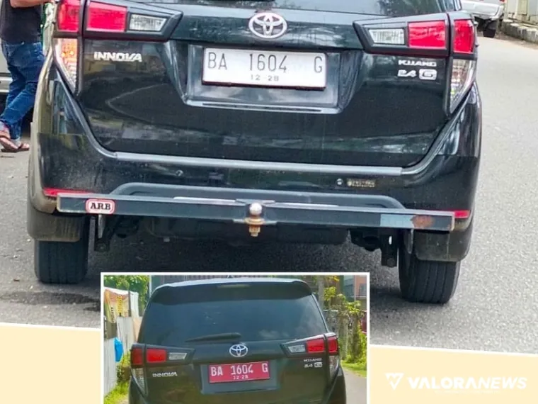 Mobil Operasional Ketua KPU Pessel saat parkir di depan Mapolres setempat, pukul  11:41 WIB, Senin (13/1/2025). Dibawahnya, adalah foto plat nomor asli (plat merah). FOTO: tusrisep