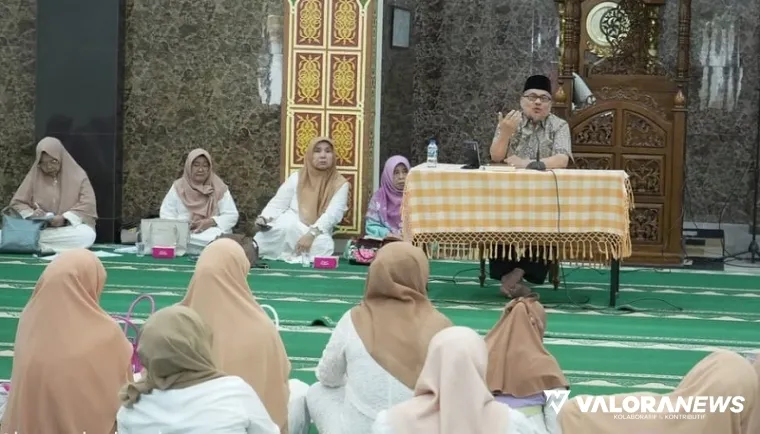 Ketua DPRD Sumbar, Muhidi memberikan tausyiah di acara MTI Masjid Baitul Jihad, Komplek Filano Jaya II, Ahad pagi. (humas)