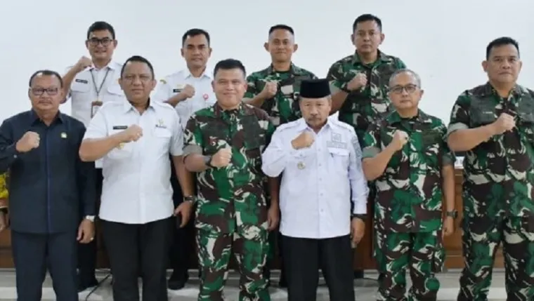 Bupati Agam, Andri Warman foto bersama dengan Danrem 032/Wbr, Brigjen TNI Wahyu Eko Purnomo dan jajaran, usai paparan rencana pelaksanaan TMMD/N di Nagari Balingka, Kecamatan IV Koto, di Makorem WBR, Rabu. (humas)