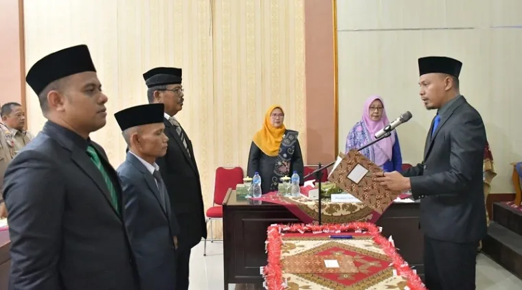 Camat Lubuk Basung, Ricky Eka Putra melantik 3 penjabat Wali Nagari Persiapan di Aula Kantor Camat Lubuk Basung, Kamis. (humas)