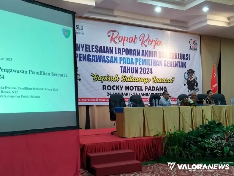 Sekda Pessel Mawardi Roska (tengah), jadi pemateri Rapat Kerja Penyelesaian Laporan Akhir, dan Evaluasi Pengawasan, Pada Pemilihan Serentak Tahun 2024, dilaksanakan Bawaslu Pessel, di Padang, Sabtu (25/1/2025). FOTO: tusrisep