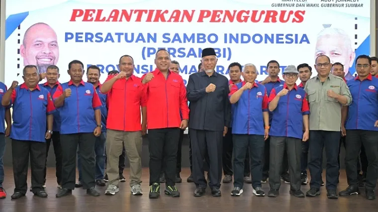 Gubernur Sumbar, Mahyeldi foto bersama Ketua Umum Persambi, Krisna Bayu, Nurfirmanwansyah (Ketua Persambi Sumbar) serta jajaran pengurus, usai pelantikan di auditorium gubernuran, Sabtu. (humas)