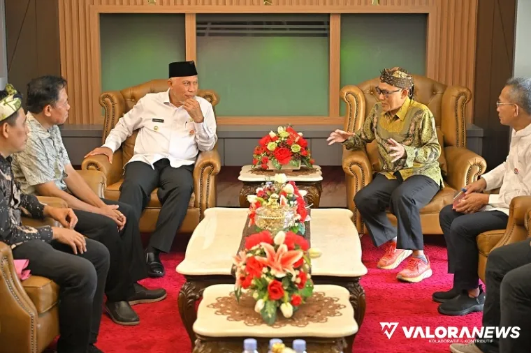 Gubernur Sumbar, Mahyeldi dengarkan paparan Ketua PWS Sumbar, Kang Maman beserta jajaran pengurus, di istana gubernuran, Jumat. (humas)