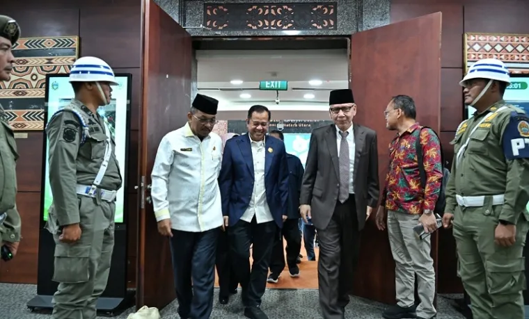 Sekdaprov Sumut, Effendy Pohan bersama unsur pimpinan DPRD Sumut periode 2024-2029, jelang rapat paripurna dengan agenda pengesahan penunjukan Erni Ariyanti sebagai pimpinan dewan, Jumat. (humas)