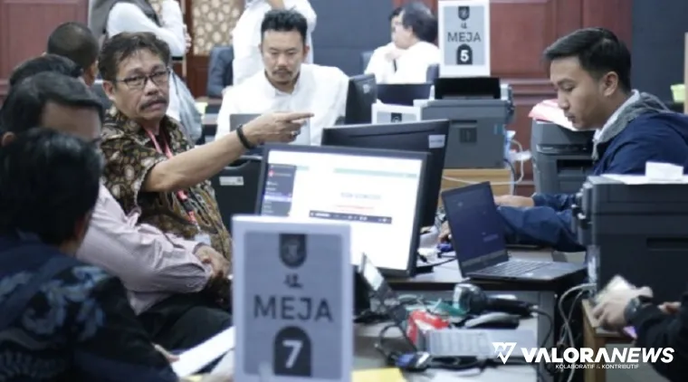 Suasana pendaftaran pihak terkait di loby gedung MK. (humas mk)