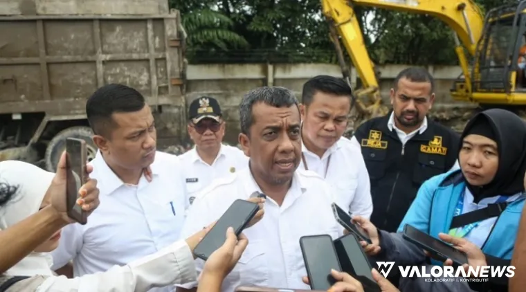 Pj Wako Pekanbaru, Roni Rakhmat diwawancarai media usai meninjau proses pengangkatan sampah di Tempat Penampungan Sementara (TPS) Jalan Sawo, Siak II, Rabu. (humas)