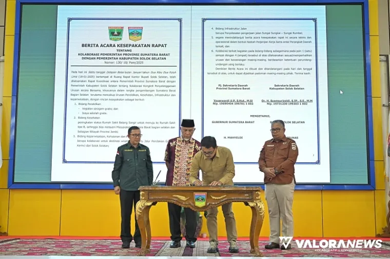 Gubernur Sumbar, Mahyeldi didampingi Pj Sekdaprov Sumbar, Yoswardi dan Syamsurizaldi (Sekda Solsel) menyaksikan Bupati Solok Selatan, Khairunnas menandatangani Nota Kesepakatan di Aula Kantor Bupati Solok Selatan, Sabtu. (humas)