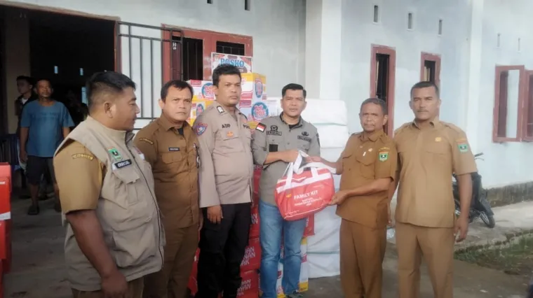 Kabid Linjamsos Dinsos Sumbar, Jhonneri menyerahkan paket bantuan Sembako pada Pemkab Pessel yang ditujukan untuk warga korban banjir did Nagari Duku, Pessel, Selasa. (humas)