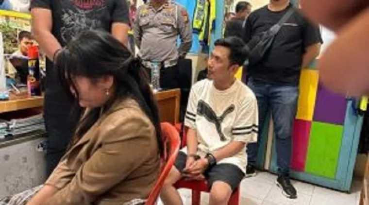 Sopir dan penumpang mobil calya yang menabrak satu keluarga di Jl Hangtuah Pekanbaru, saat menjalani pemeriksaan di Satnarkoba Polresta Pekanbaru, Kamis. (humas)