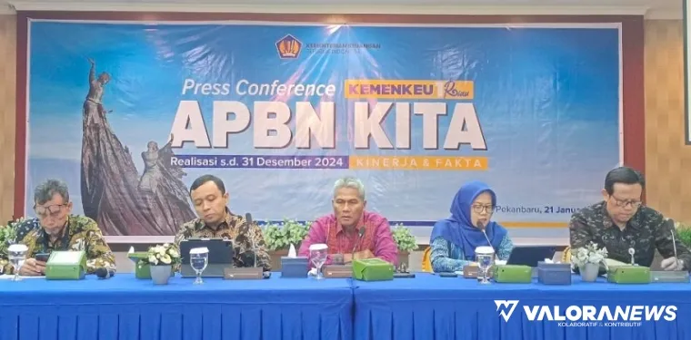 Kanwil DJPb Riau, Heni Kartikawati didampingi sejumlah staf, paparkan perkembangan realisasi Anggaran Pendapatan dan Belanja Negara (APBN) Riau hingga 31 Desember 2024 di Pekanbaru, Selasa.  (humas)