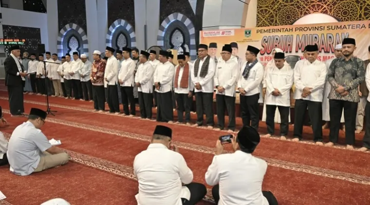 Gubernur Sumbar, Mahyeldi melantik pengurus Masjid Raya Syech Ahmad Khatib Al Minangkabawi periode 2024-2027 disela kegiatan subuh mubarakah, Ahad. (humas)