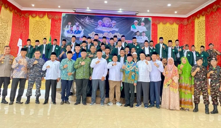 Khatib Syuriyah PBNU, KH Sholahuddin Al-Aiyub didampingi Pj Walikota Padang, Andree Algamar dan Wakil Wako Padang terpilih, Buya Maigus Nasir, foto bersama PCNU Kota Padang usai pelantikan di Palanta Rumah Dinas Wali Kota Padang, Sabtu (18/1/2024). (istim