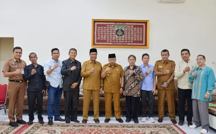 Bupati Agam, Andri Warman didampingi Marfendi (Wawako Bukittinggi) dan jajaran, beraudiensi dengan Ketua Umum Perkab Sumsel terpilih, Nofrizon dan jajaran di Mess Pemkab Agam Belakang Balok, Selasa. (humas)