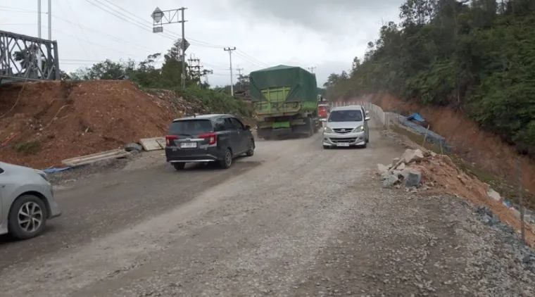 Kondisi lalu lintas di jalan lintas Riau-Sumbar tepatnya di Km 106 Desa Tanjung Alai, Kampar, Riau yang telah dilakukan dua arah seiring selesainya perbaikan tebing yang longsor, Senin. (humas)