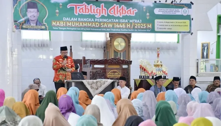 Bupati Agam, Andri Warman memberikan sambutan pada peringatan Isra Mi&#039;raj Nabi Muhammad SAW yang digelar PHBI Kecamatan IV Angkek di Masjid Jami&#039; Al Muslimun Balai Gurah, Kamis. (humas)