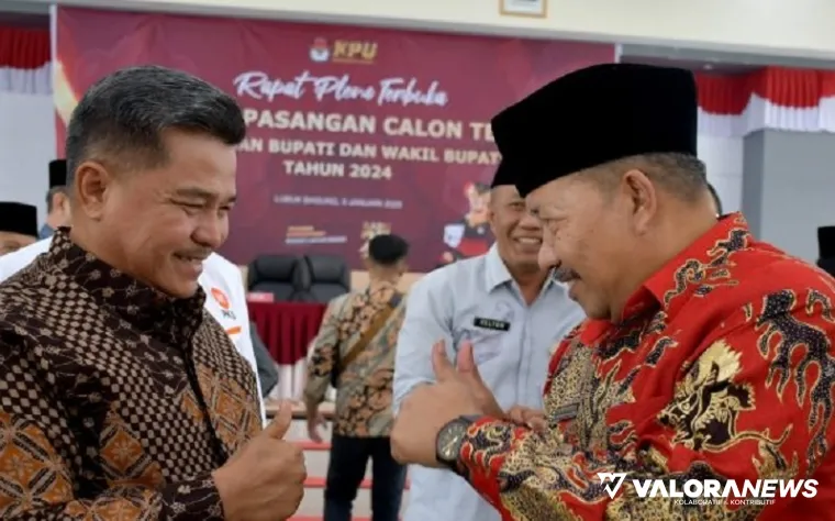 Bupati Agam, Andri Warman bersama pemenang pemilihan serentak 2024, Benni Warlis pada rapat pleno KPU Agam tentang penetapan bupati dan wakil bupati terpilih, Kamis. (humas)