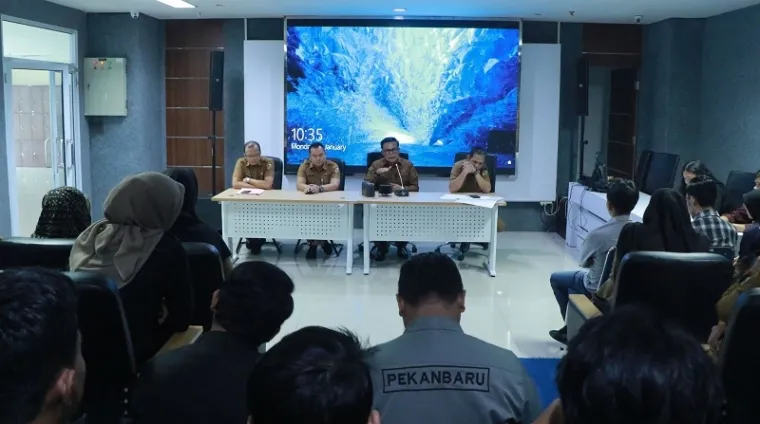 Plh Kepala Diskominfotiksan, Maisisco pimpin rapat perdana bersama jajarannya di Ruang Multimedia Gedung Diskominfo Perkantoran Tenayan Raya Pekanbaru, Senin. (humas)