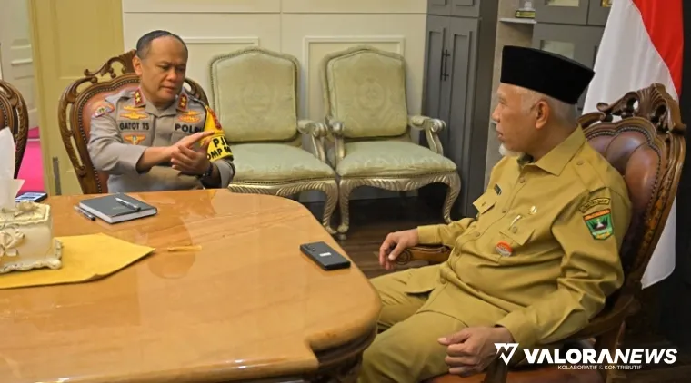 Gubernur Sumbar, Mahyeldi dengarkan paparan Kapolda Sumbar, Irjen Pol Gatot Tri Suryanta saat kunjungan silaturrahim, di Istana Gubernuran, Senin.