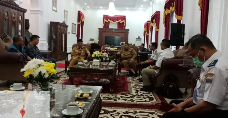 Manajemen PT GMK, menemui gubernur Sumbar, Mahyeldi usai penandatangan kontrak, di Istana Gubernur Sumatera Barat, di Padang, tanggal 12 Desember 2022 lalu. (istimewa)