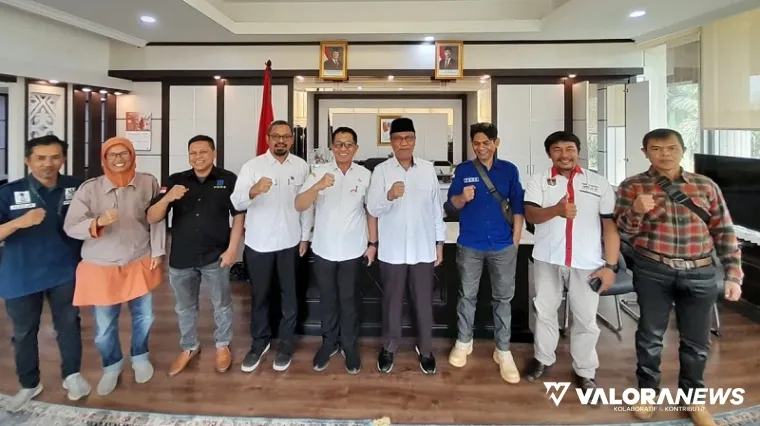Wawako Bukittinggi, Marfendi bersama staf, foto bersama dengan sejumlah wartawan usai diskusi tentang rencana pembangunan pustaka di tahun 2025 ini. Pustaka ini dibiayai melalui APBN.