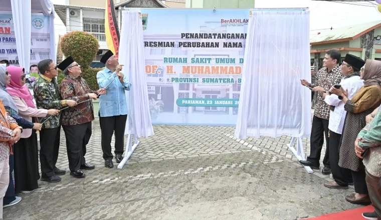 Gubernur Sumatera Barat (Sumbar), Mahyeldi membuka selubung papan perubahan nama Rumah Sakit Umum Daerah (RSUD) Pariaman menjadi RSUD Prof. H. Muhammad Yamin, SH, Kamis. (humas)
