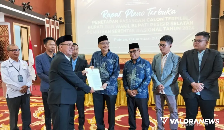 KPU Pessel menyerahkan SK Penetapan Paslon Bupati/Wakil Bupati Terpilih tahun 2024 ke Hendrajoni dan Risnaldi, di Painan, Kamis (9/1/2025). FOTO: tusrisep