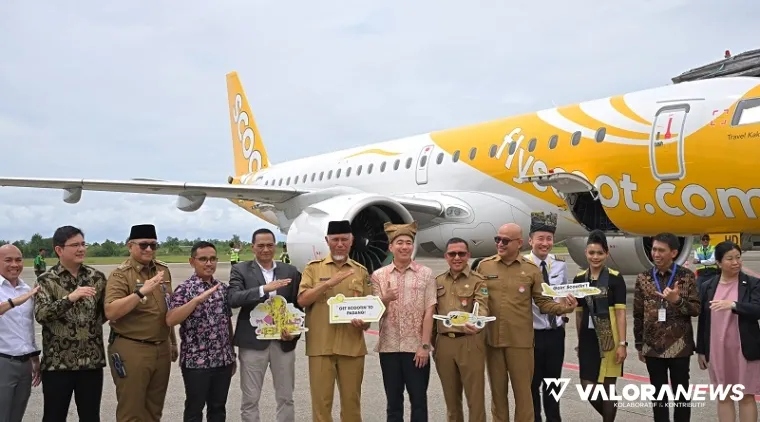 Gubernur Sumbar, Mahyeldi memberikan keterangan pers usai menyambut kedatangan penerbangan perdana Scoot Arilines dari Singapura ke Padang melalui BIM, Senin. (humas)