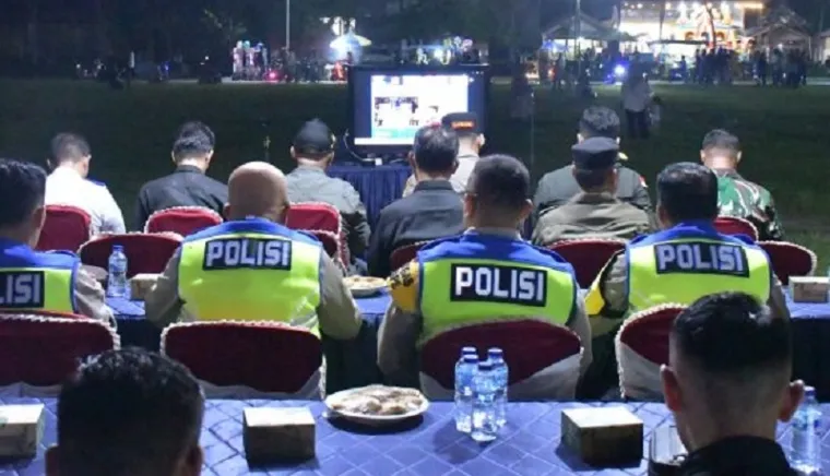 Suasana rapat virtual yang diikuti Sekda Agam, Edi Busti, AKBP Muhammad Agus Hidayat (Kapolres Agam) dan pimpinan OPD lainnya, di Lapangan Olahraga (GOR) Rang Agam, Selasa malam. (humas)