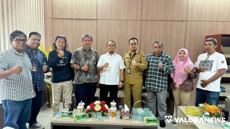Ketua DPRD Padang, Muharlion didampingi Hendrizal Azhar (Sekwan) foto bersama dengan wartawan usai diskusi tentang tawuran dan balap liar, Senin. (istimewa)