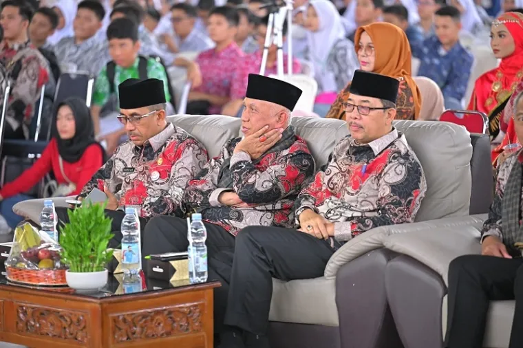 Gubernur Sumba, Mahyeldi didampingi Barlius (Kadisdik Sumbar) dan jajaran, menyaksikan penampilan atraksi pada pembukaan SMAPSIC XX   Jr XVI SMAN 1 Padang, Rabu. (humas)